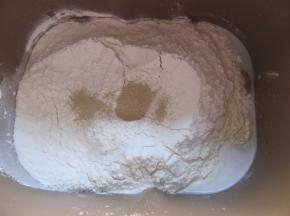 所有材料放入面包机桶。