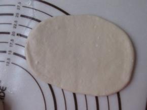 把面团擀成椭圆形。