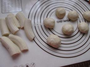 拿出面团揉匀，分成小剂子，把香蕉切成段。