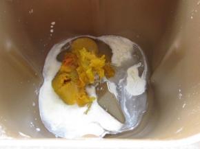 把南瓜蒸熟和南瓜面团中的配料一起放进面包机桶。