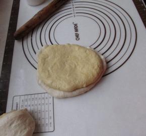 擀开面团，摞起来。