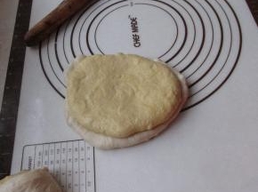 擀开面团，摞起来。