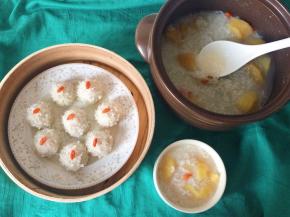 丸子蒸熟，粥也熬好了。