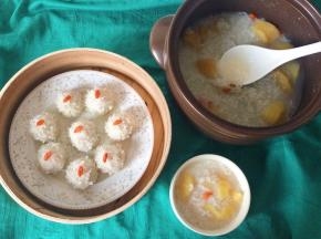 丸子蒸熟，粥也熬好了。