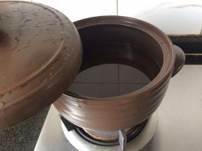 锅内添适量水，大火烧开。