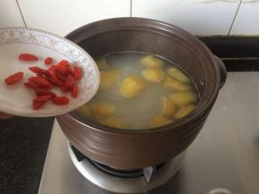 下入苹果和枸杞。