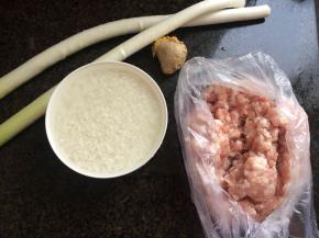 珍珠丸子的食材，江米提前温水泡2小时。