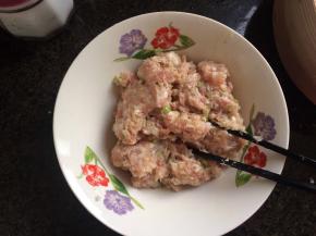 顺一个方向搅拌上劲。