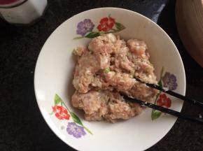 顺一个方向搅拌上劲。