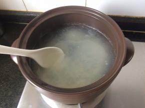 下入粳米，转中小火，煮粥的时候就可以做丸子了。