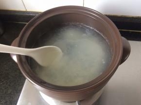 下入粳米，转中小火，煮粥的时候就可以做丸子了。
