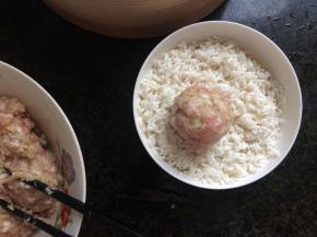 江米控水，团一个肉丸子，滚满江米。