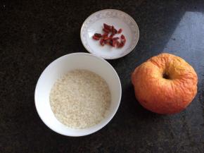 准备苹果粥的食材，角落里发现一皱巴的苹果，水分不多正好煮粥，去皮切块，粳米和枸杞分别洗干净。