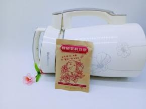 准备好豆浆机，我选用的是豆角包，不用自己搭配，如果没有豆料包自己搭配也可以的。