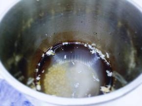 将泡的豆谷类放入豆浆机，加入清水，水量不要超过最高水份哈～