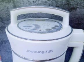 盖上豆浆机的孩子，接上电源。