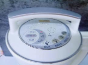 启动豆浆机，好豆浆“五谷”功能按键。就不用管了，豆浆好了后会自动鸣笛。