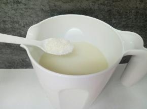 加入白砂糖，根据个人喜欢，不放也可以。