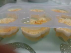 先倒入一层桂花水，入冰箱冷藏30分钟。等凝结后再倒入椰浆水，同样冷藏30分钟，这样交替倒入四层后，最后冷藏2小时。