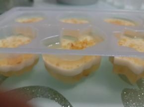 先倒入一层桂花水，入冰箱冷藏30分钟。等凝结后再倒入椰浆水，同样冷藏30分钟，这样交替倒入四层后，最后冷藏2小时。