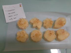 从冰箱里拿出模具，倒扣在油纸上