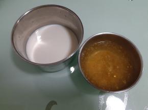 准备两碗冰水，分别放入各10g吉利丁片泡软。牛奶+椰浆+细砂糖入锅小火加热，放入泡软的吉利丁，吉利丁片融化就可以离火倒入碗中放凉待用。糖桂花+纯净水也是一样的操作。