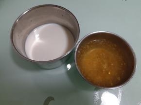 准备两碗冰水，分别放入各10g吉利丁片泡软。牛奶+椰浆+细砂糖入锅小火加热，放入泡软的吉利丁，吉利丁片融化就可以离火倒入碗中放凉待用。糖桂花+纯净水也是一样的操作。