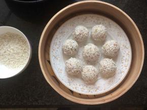 盘内刷油，放入丸子。