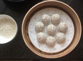 盘内刷油，放入丸子。