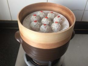 丸子上放枸杞做装饰，上蒸笼，蒸十到十五分钟左右。