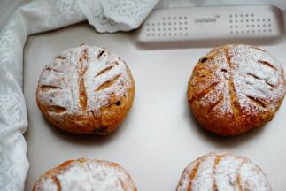 出炉以后放烤网晾凉，微热时候放入保鲜袋装起来，室温保存。真的是超级软，超级香。