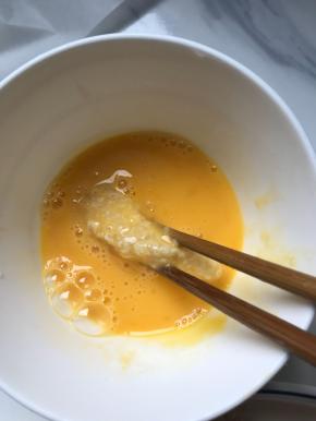 取一条鱼块沾下蛋液