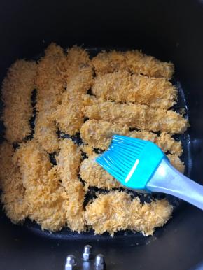 放入空气炸锅，刷一层油，180度10分钟，中途无需翻面