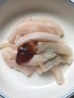 龙利鱼洗净切条，用厨房纸吸干水份，加入少许蚝油、白胡椒粉、料酒、，一小撮盐，记住是一小撮盐，淡一点可以沾番茄酱吃，做咸了就没救了。拌匀淹制30分钟