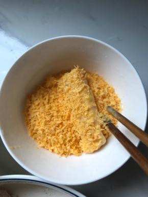 再裹上面包糠，面包糠买＂百利＂的，比较好吃