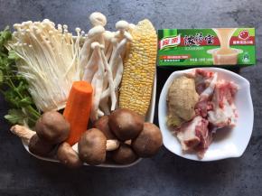 准备食材:
筒骨3块、金针菇1小把、白玉菇1小把、鲜香菇8个、玉米1个、胡萝卜半个、香菜3棵、生姜1块、家乐浓汤宝2块