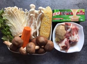 准备食材:
筒骨3块、金针菇1小把、白玉菇1小把、鲜香菇8个、玉米1个、胡萝卜半个、香菜3棵、生姜1块、家乐浓汤宝2块