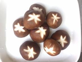 先将鲜香菇去蒂后洗净待用