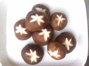 先将鲜香菇去蒂后洗净待用