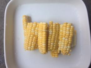 玉米洗净后切小，待用