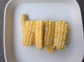 玉米洗净后切小，待用