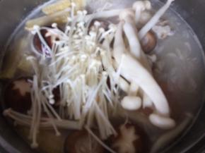 加入洗好的鲜香菇、白玉菇、金针菇继续煲煮约10-15分钟