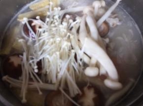 加入洗好的鲜香菇、白玉菇、金针菇继续煲煮约10-15分钟