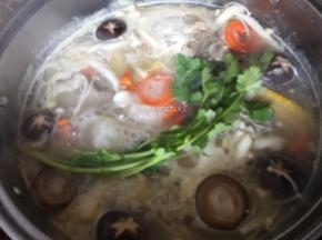 最后放入香菜即可关火食用