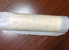 烤好放凉的蛋糕卷起来定型