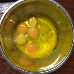 植物油，水，盐和蛋黄放入打蛋盆里