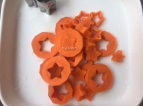 胡萝卜去皮后洗净待用