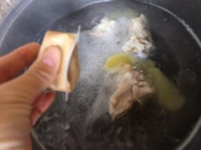 接着放入两块家乐浓汤宝（用量视汤量决定）