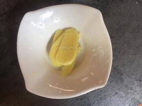 生姜去皮洗净后切片待用