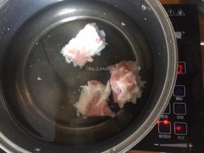 将筒骨先洗净，然后放适量水煮开焯一下